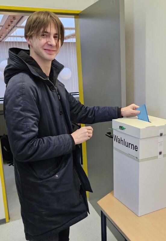Schüler wirft Wahlzettel ein